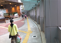 相片：啟田邨巴士總站旁的行人路重新鋪設，居民出行更方便安全。