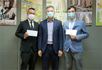 相片：助理署長（工務）岑世華（中）與獲擢升為高級工程督察的林煒斌（左）和林國輝合照。