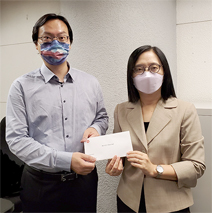 相片：總房屋事務經理（職系管理）洪展佩（右）頒授升職賀函予獲擢升為高級管工的李振凱。