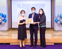 相片：署長王天予（左一）頒發獎項予獲獎團隊代表，並透過視像直播與團隊成員分享獲獎喜悅。