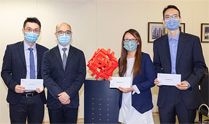 相片：房屋署副署长（发展及建筑）梁健文（左二）与获擢升为高级屋宇装备工程师的叶永平（左一）、黄家欣（左三）和刘荣亮合照。
