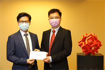 相片：房屋署副署長（屋邨管理）楊耀輝（左）頒授升職賀函予獲擢升為總技術主任（屋宇裝備）的李志霖。