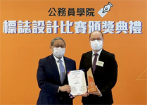 Photo: The Chairman of the Civil Service Training Advisory Board, Dr Victor Fung (left), presents the Gold Award to Mr Wong Shiu-tao, Senior Architect of the Housing Department.