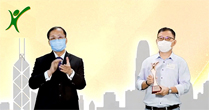 相片：陆伟成医生（左）颁发奖项予房委会的承建商。