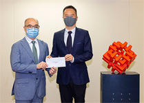 相片：房屋署副署長（發展及建築）梁健文（左）頒授升職賀函予獲擢升為高級土木工程師的李超朋。