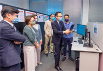 相片：公務員事務局局長聶德權（右二）參觀土力工程管理小組，旁為公務員事務局常任秘書長楊何蓓茵（左三）、房屋署署長王天予（左二）和副署長（屋邨管理 ）楊耀輝（左一）。