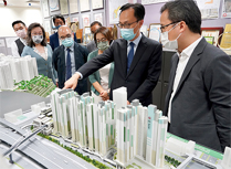 相片：局長（右二）參觀發展及建築處的建築設計組（三），旁為房屋署署長王天予（右三）和副署長（發展及建築）梁健文（前排右四）。