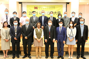 相片：署長王天予（前排左四）、副署長（屋邨管理）楊耀輝 （前排右三）、房屋事務經理協會主席楊文亮（前排右四）與理事會成員合照。