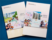 相片：房委會剛出版的年報（右）和財務報表。