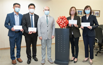 相片：房屋署副署長（發展及建築）梁健文（中）與獲擢升為高級建築師的文少峯（左一）、許震楓（左二）、黃嘉賢（左四）和梁廷歡合照。