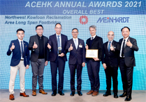 Photo: The Deputy Director (Development & Construction), Mr Stephen Leung (second right), and the winning team receive the Overall Best Award from the Permanent Secretary for Development (Works) of the Development Bureau, Mr Lau Chun Kit (centre).
