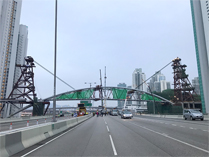 相片：海盈邨和海達邨兩旁的組裝橋身部分同步放下，清晨時分完成接駁。