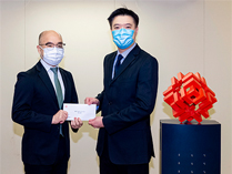 相片：房屋署副署長（發展及建築）梁健文（左）頒授升職賀函予獲擢升為高級土木工程師的邵志豪。