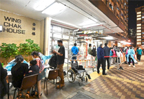 相片：房屋署人員在澤安邨榮澤樓為準備接受檢測的人士登記。