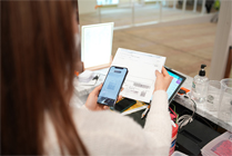 相片：非住宅物業租戶可掃描月結單上的「轉數快」二維碼交租或繳費。