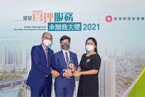 相片：房屋署副署長（屋邨管理）楊耀輝（中）與得獎者合照。