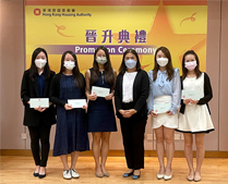 相片：助理署长（行政）区皑宁（左四）颁授升职贺函予获擢升为一级行政主任的同事：（左起）李善衡、杨欣桦、黎颂欣、谭绮欣和张慧玲。