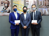 相片：助理署长（发展及采购）梁洪伟（中）颁授贺函予获擢升为高级工程督察的陈恒夫（左）和郭允贤。