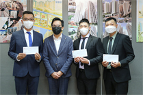 相片：助理署長（發展及採購）梁洪偉（左二）頒授賀函予獲擢升為工程督察的胡朗濱（左一）、覃可林（左三）和何杰榮。