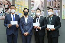 相片：助理署长（发展及采购）梁洪伟（左二）颁授贺函予获擢升为工程督察的胡朗滨（左一）、覃可林（左三）和何杰荣。