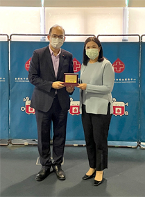 相片：房屋署助理署長（行政）區皚寧（右）接受香港紅十字會輸血服務中心行政及醫務總監李卓廣醫生頒發卓越夥伴大獎。