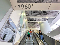 相片：扶手電梯旁展示白田邨歷史的珍貴照片。