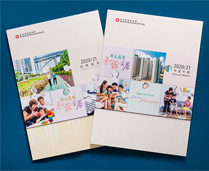 相片：得獎的房委會年報(右) 及財務報表。