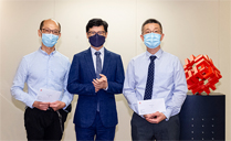 相片：副署长（屋邨管理）杨耀辉（中）与获擢升为总技术主任（建筑工程）的袁广培（左一）和杜志球合照。