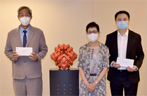 相片：助理署長（工務）蔡詩敏（中）與獲擢升為高級屋宇裝備督察的馮志海（左一）和賴志偉合照。