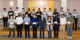 相片：助理署长（工务）林清华（前排中）与获擢升为工程监督的同事合照。