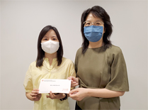 相片：总监（资讯科技）胡静怡（右）颁授升职贺函予获擢升为合约项目经理的侯佩芝。