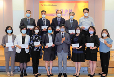 相片：副署長（屋邨管理）楊耀輝（前排右四）與獲擢升為高級房屋事務經理的同事合照。