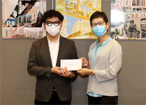 相片：助理署長（工務）蔡詩敏（右）頒授升職賀函予獲擢升為高級屋宇裝備督察的郭銘浩。