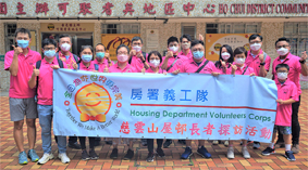 相片:房署義工隊成員到慈雲山屋邨探訪長者。 相片:房署義工隊成員到慈雲山屋邨探訪長者。
