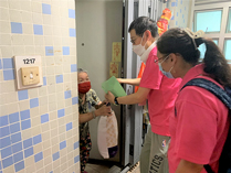 相片:義工到訪,長者十分欣喜。 相片:義工到訪,長者十分欣喜。