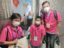 相片:義工到訪,長者十分欣喜。 相片:義工到訪,長者十分欣喜。