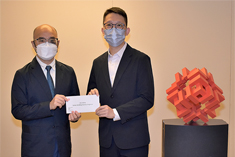 相片：副署長（發展及建築）梁健文（左）頒授升職賀函予獲擢升為高級屋宇裝備工程師的廖志浩。