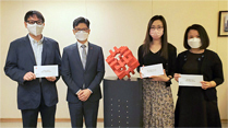 相片：副署長（屋邨管理）楊耀輝（左二）與獲擢升為高級產業測量師的：（左起）李斌、鄭穎文和龐冬女合照。