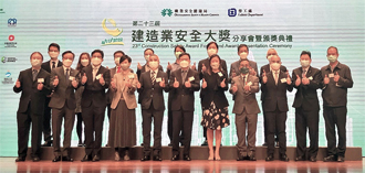 Photo: The Secretary for Housing, Ms Winnie Ho Wing-yin (fourth left), and the Deputy Director of Housing (Development & Construction), Mr Stephen Leung Kin-man (ninth left), pictured with other officiating guests at the ceremony.