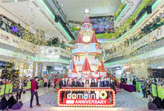 相片：房屋署署長王天予（中）與房委會及其轄下商業樓宇小組委員會的委員主持亮燈儀式，在十米高的聖誕城堡前合照。