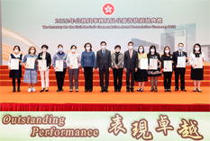 相片：行政長官李家超（左七）、公務員事務局局長楊何蓓茵（左六）、公務員敍用委員會主席劉吳惠蘭（左八）與黃少芬（左三）、敖寶玲（左五）、許惠芳（左十）和施麗華（左四）等得獎者合照。