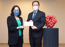 相片：房屋局常任秘书长王天予（左）颁授升职贺函予获擢升为助理署长的康荣杰。
