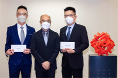 相片：副署长（发展及建筑）梁健文（中）与获擢升为高级结构工程师的朱伟贤（左一）和赖孝纯合照。