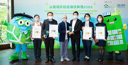相片：梁健文（左三）與獲獎團隊合照。