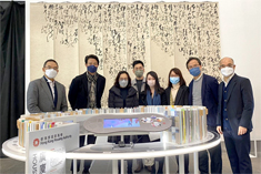 相片：房屋局常任秘書長王天予（左三）、房屋署副署長（發展及建築）梁健文（右一）在香港展覽與設計團隊合照。