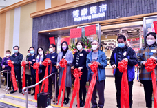 Photo: HD colleagues join the stall operators to celebrate the completion of the market renovation works. Photo: HD colleagues join the stall operators to celebrate the completion of the market renovation works.
