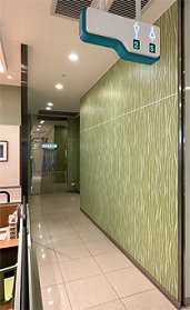 相片：智能悬挂式指示牌。