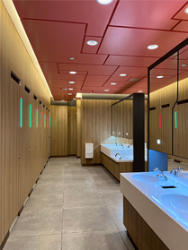 相片：智能廁格佔用情況顯示裝置，以紅燈顯示廁格在使用中。