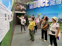 相片:屋邨环保大使聆听导赏员讲解。 相片:屋邨环保大使聆听导赏员讲解。