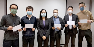 相片：總房屋事務經理（職系管理）洪展佩（左三）與獲擢升為高級管工的：（左起）歐志華、林克明、楊進寶、陳健寧和許樂宏合照。